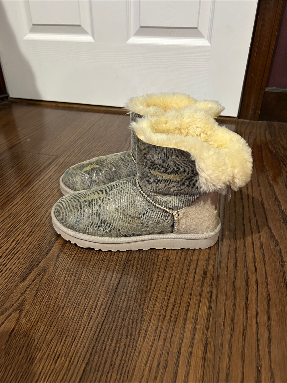 Ugg mini Bailey Bow snake camo sheepskin boots green grey boot sz 7